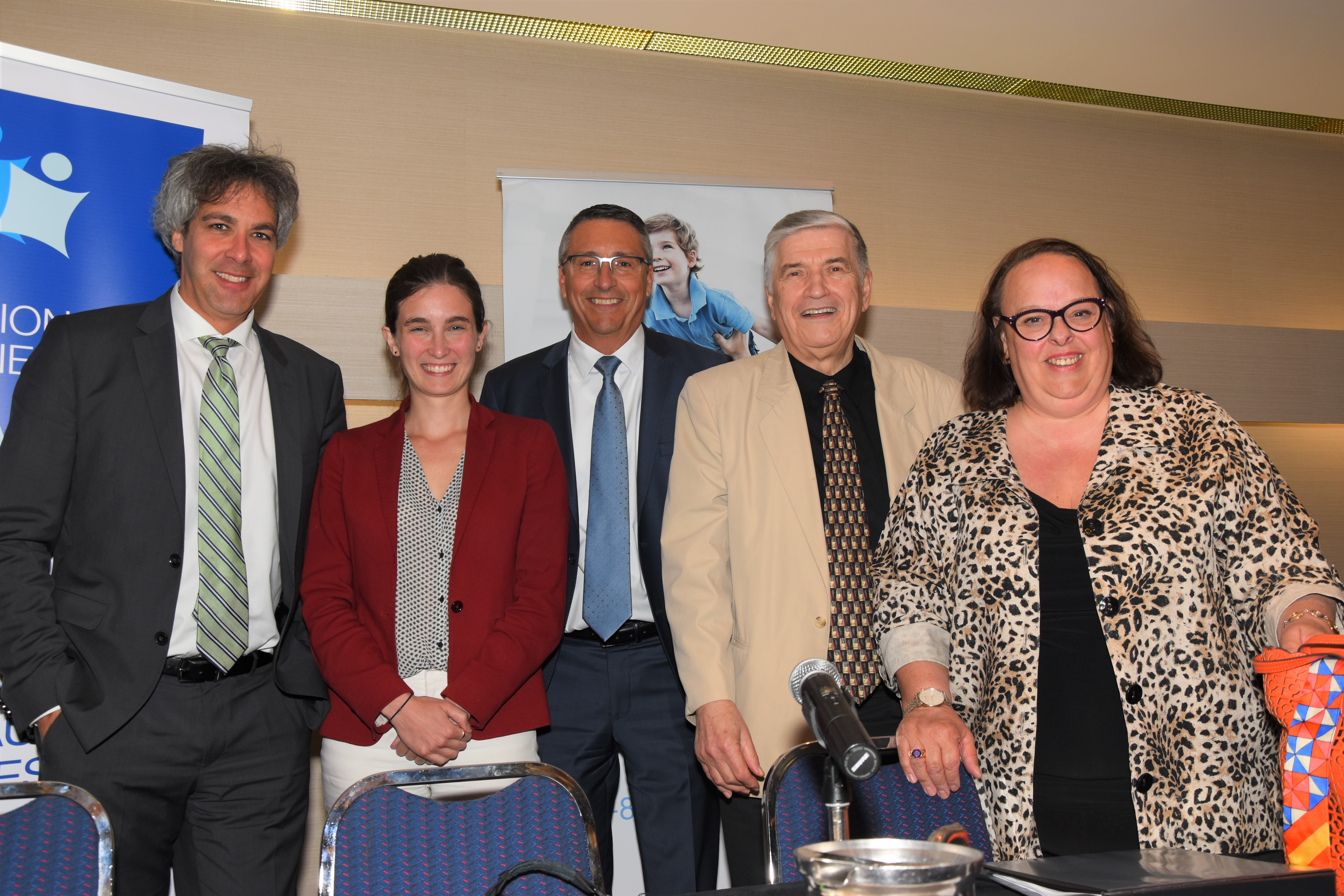 On reconnait ici Me Alain Roy et à sa droite quatre des membres de la Commission citoyenne sur le droit de la famille, soit Me Sophie Gagnon, avocate et directrice de la Juripop, Me Jean-Paul Dutrisac, co-président de la Commission, notaire et ancien président de l’Office des professions du Québec, M. Henri Lafrance, président de l’Association des grands-parents du Québec et Me Sylvie Schirm, avocate et conciliatrice.